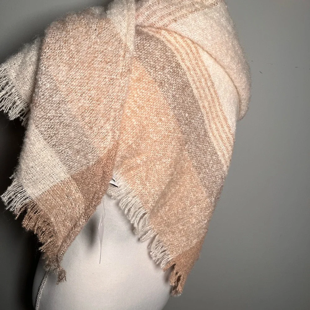 Kohl's Cozy Tan and Cream‎ Scarf